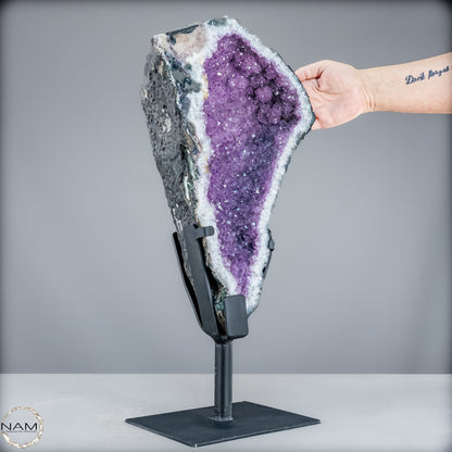 Majestätische Tiefe – Amethystdruse mit Calcit auf edlem Stand-9503,33g