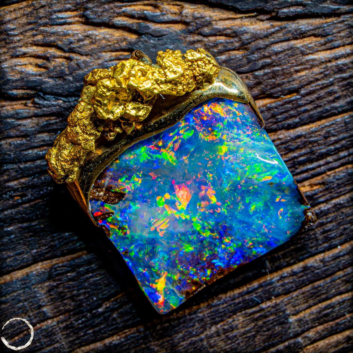 Exklusiver Boulder-Opal-Anhänger mit 18K Goldnugget- 4,0g 20,0ct