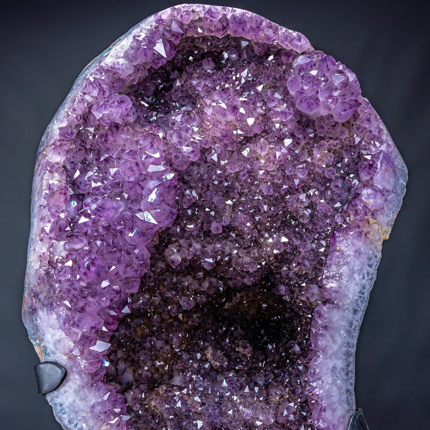 Natürliche Amethyst-Kristalle/Druse auf Ständer - 57339g