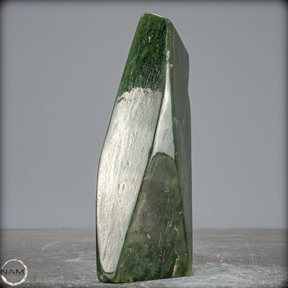 Natürliche Jade-Nephrit Freiform aus Burma - 585,94g