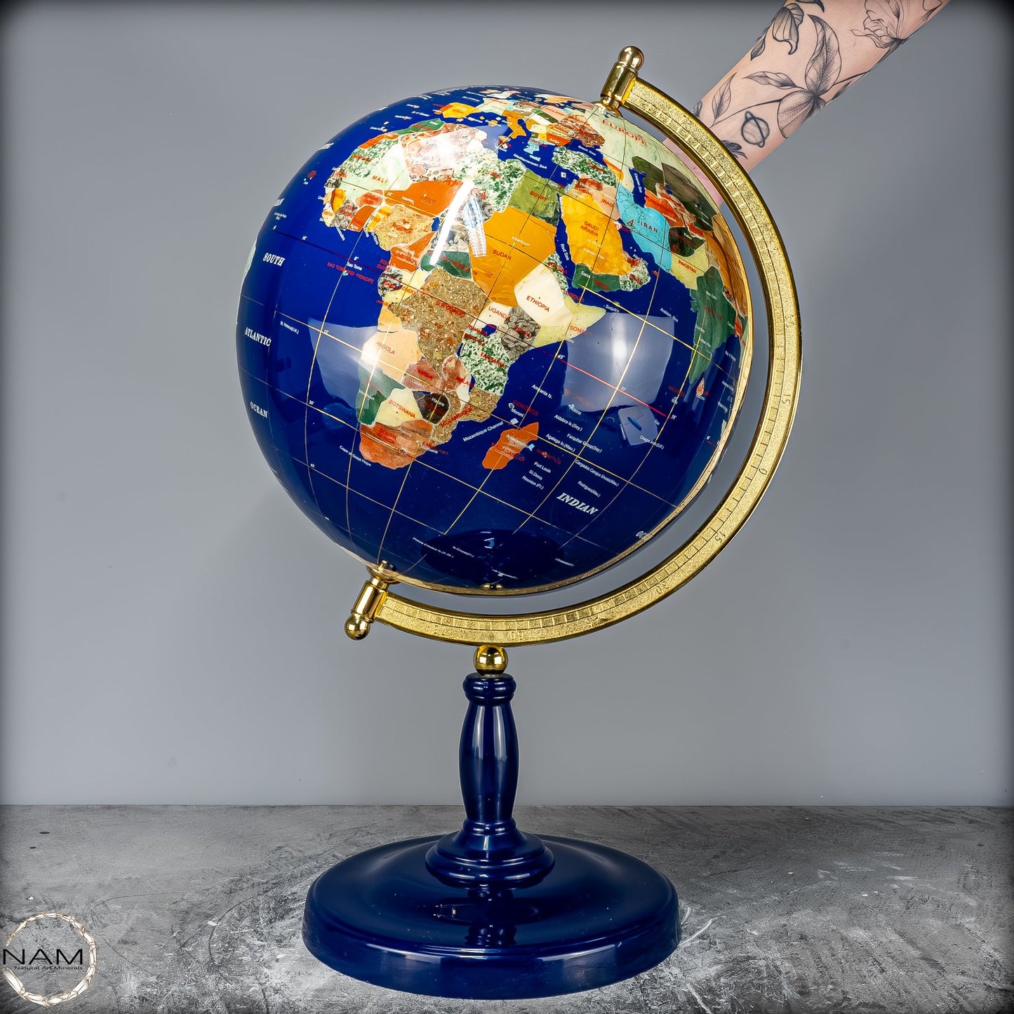 Exklusiver Globus aus Lapislazuli und Edelsteinen – 6428,22g