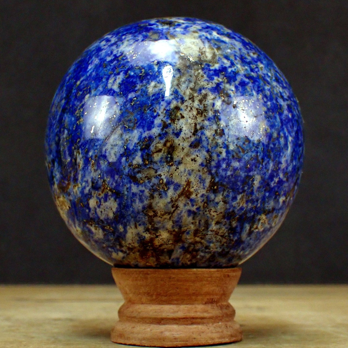 Königsblaue Lapislazuli-Kugel mit Pyrit - 1104.81 g - 90 mm