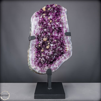 Majestätische Tiefe – Amethystdruse mit Calcit auf edlem Stand- 28407,26g