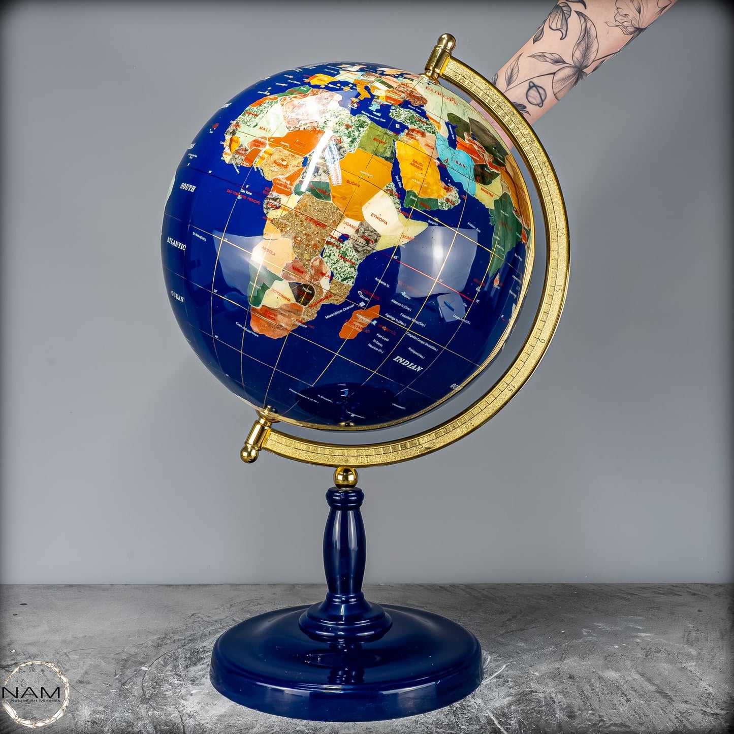 Exklusiver Globus aus Lapislazuli und Edelsteinen – 6428,22g