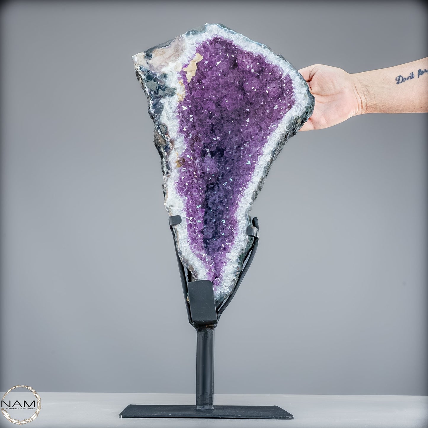 Majestätische Tiefe – Amethystdruse mit Calcit auf edlem Stand-9503,33g