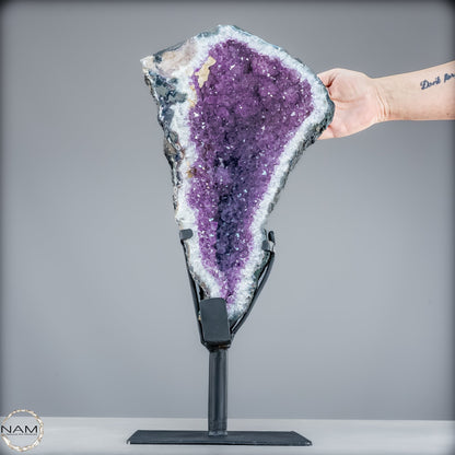 Majestätische Tiefe – Amethystdruse mit Calcit auf edlem Stand-9503,33g