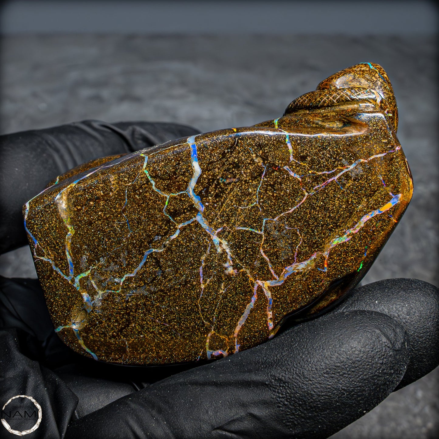 Naturliche Boulder Opal Schnitzerei, aus Idar-Oberstein - 133,07g