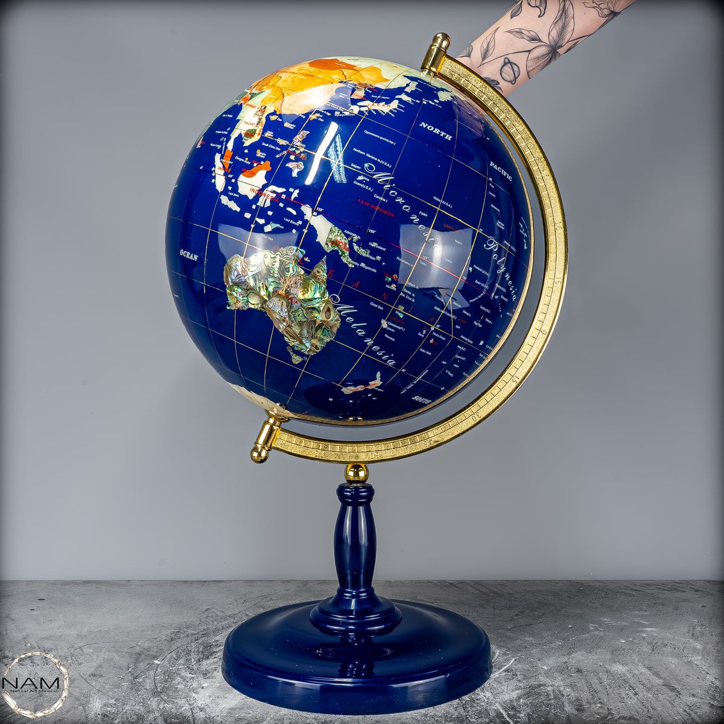 Exklusiver Globus aus Lapislazuli und Edelsteinen – 6428,22g