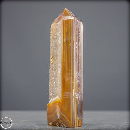 Natürlicher Achat-Kristall Obelisk mit Druse - 725,25g