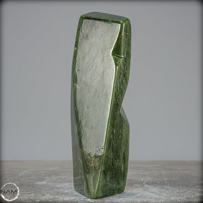 Natürliche Jade-Nephrit Freiform aus Burma - 585,94g