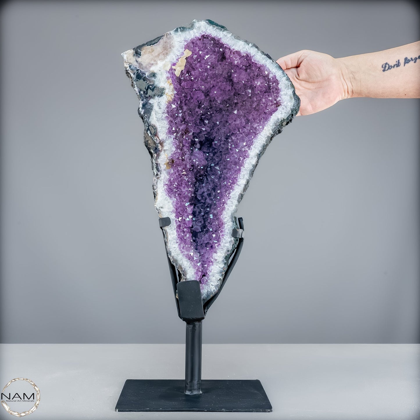 Majestätische Tiefe – Amethystdruse mit Calcit auf edlem Stand-9503,33g