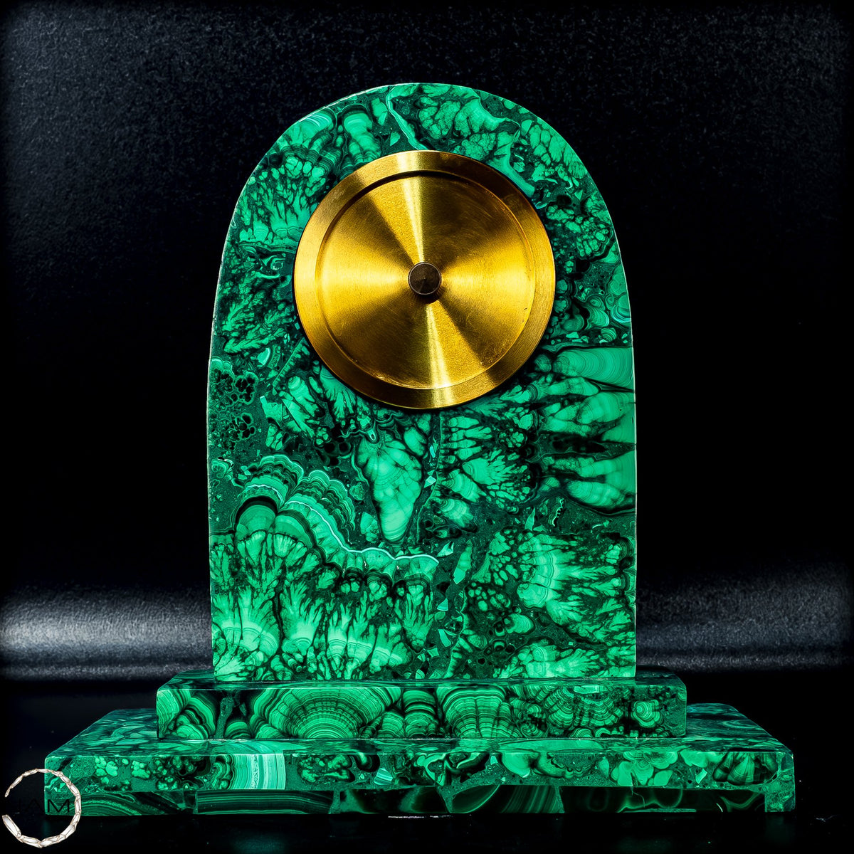 Malachit-Uhr – Zeitlose Eleganz trifft auf faszinierende Naturkunst- 1250,68g