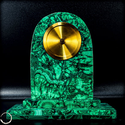 Malachit-Uhr – Zeitlose Eleganz trifft auf faszinierende Naturkunst- 1250,68g