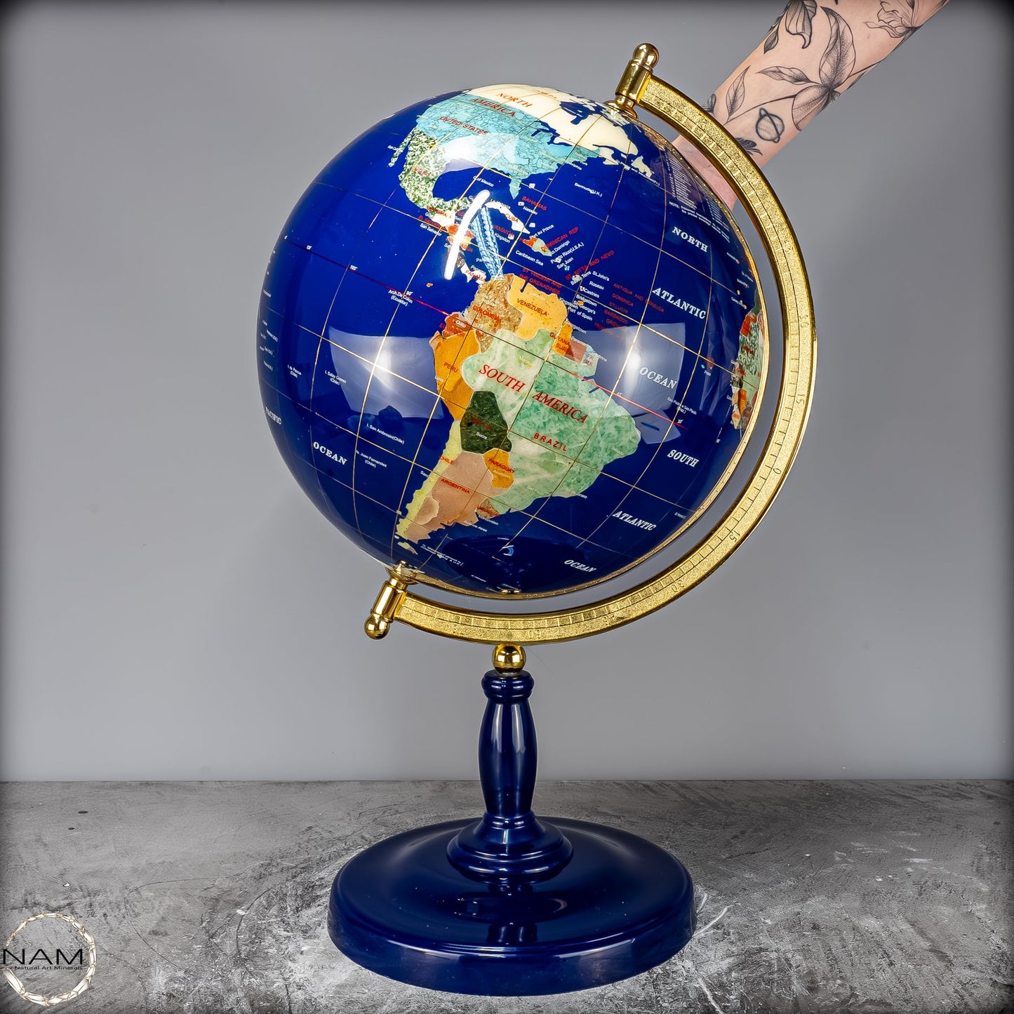 Exklusiver Globus aus Lapislazuli und Edelsteinen – 6428,22g