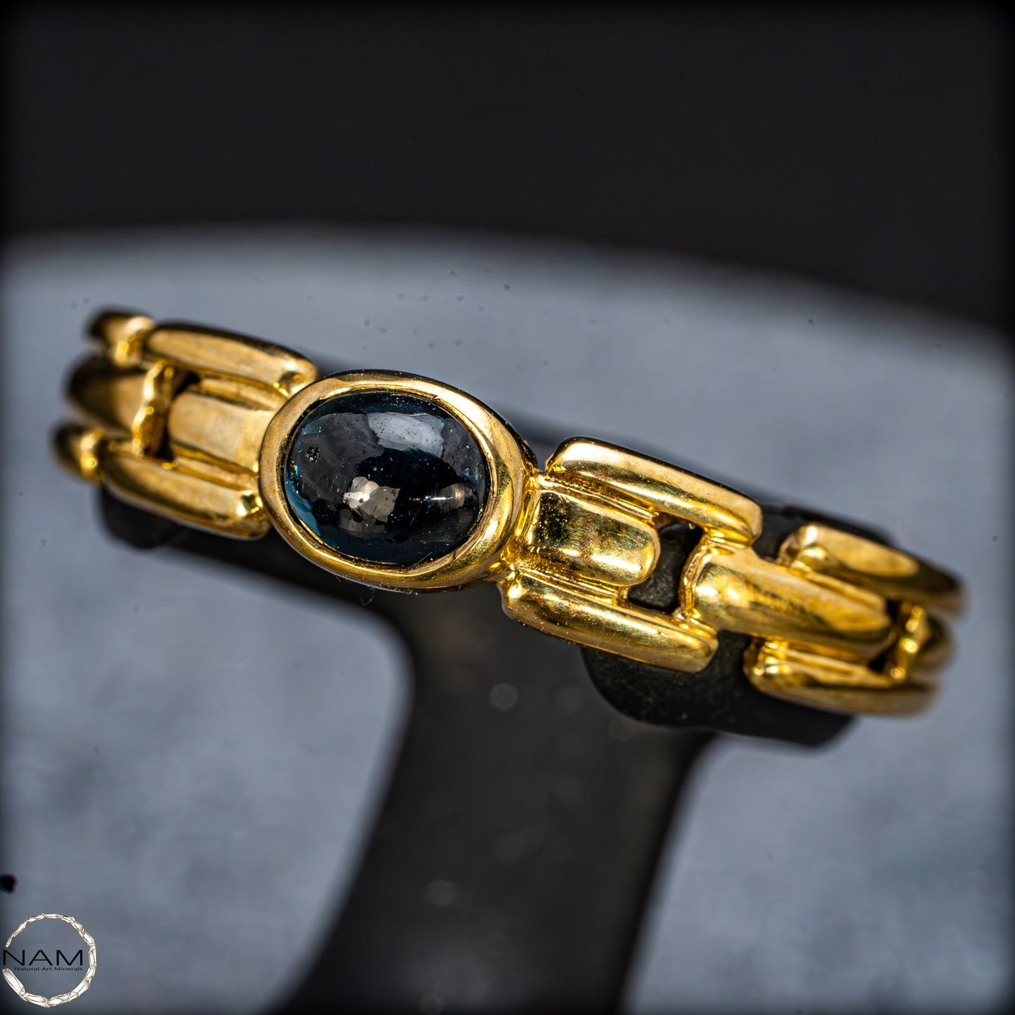 Exklusiver 333er Goldring mit tiefblauem Saphir-Cabochon  - 7,4ct