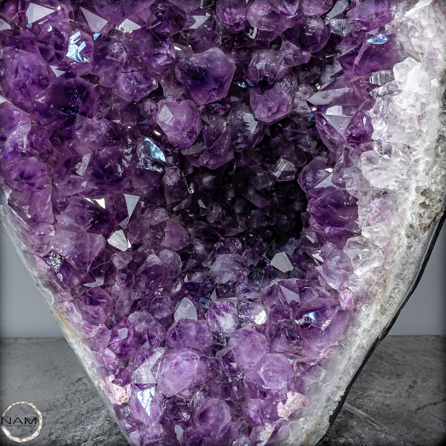Majestätische Tiefe – Amethystdruse mit Calcit auf edlem Stand- 13039,42g