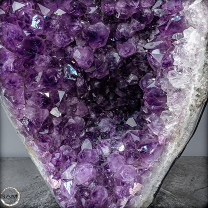 Majestätische Tiefe – Amethystdruse mit Calcit auf edlem Stand- 13039,42g