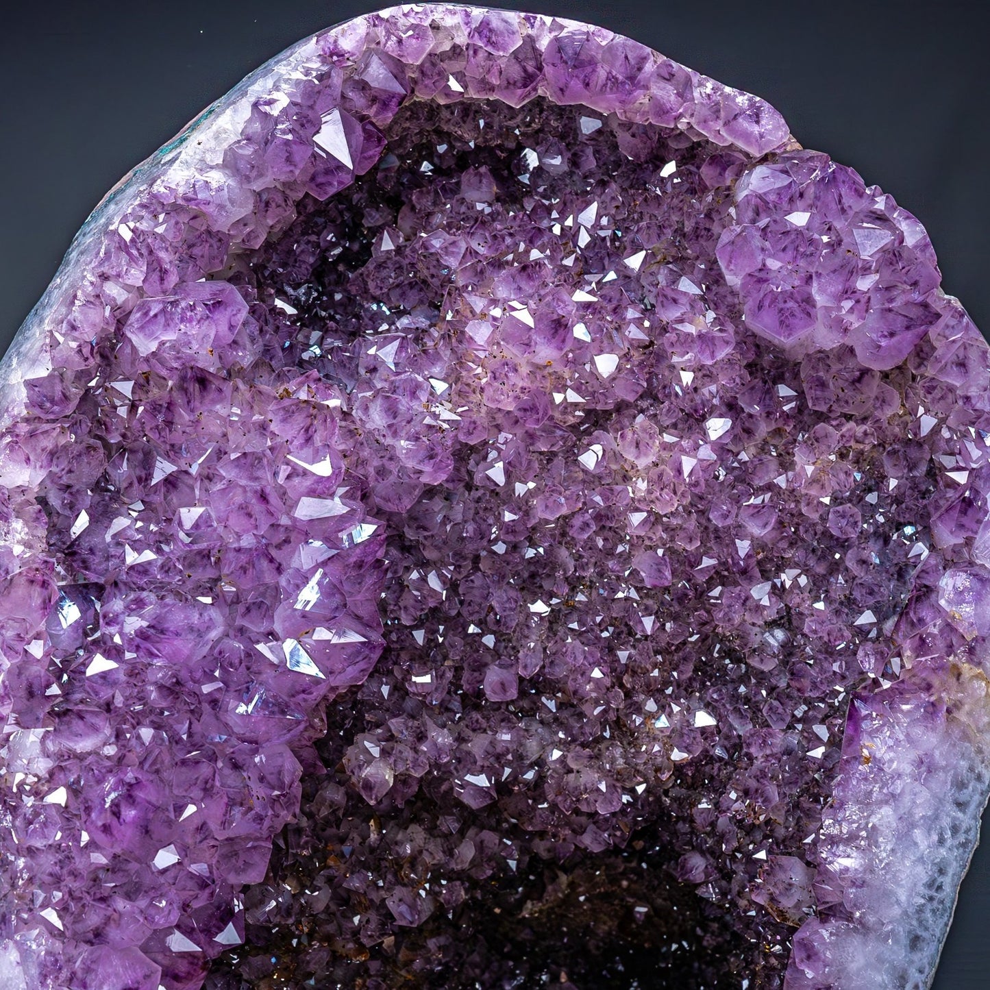 Natürliche Amethyst-Kristalle/Druse auf Ständer - 57339g