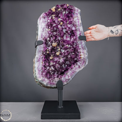 Majestätische Tiefe – Amethystdruse mit Calcit auf edlem Stand- 28407,26g