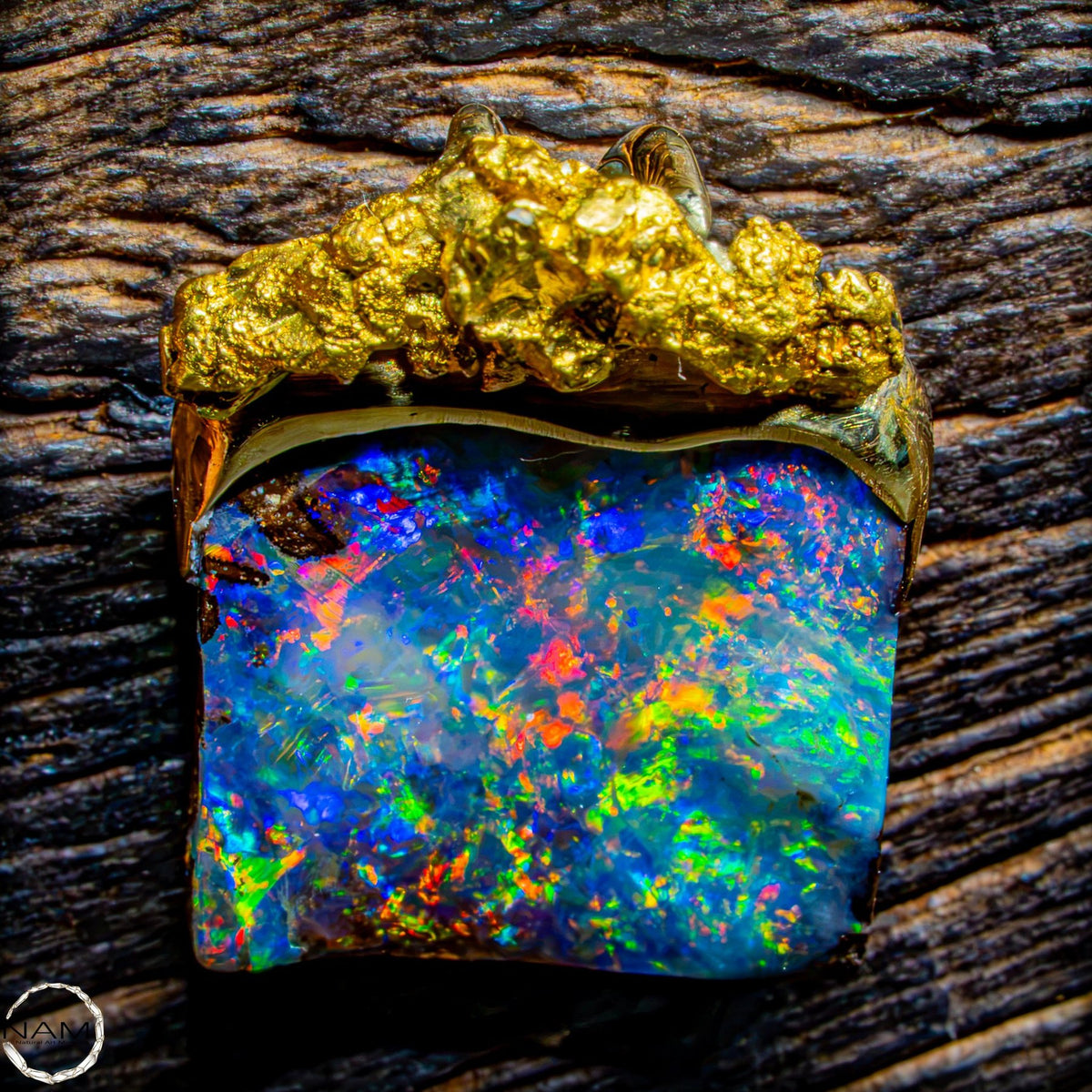 Exklusiver Boulder-Opal-Anhänger mit 18K Goldnugget- 4,0g 20,0ct