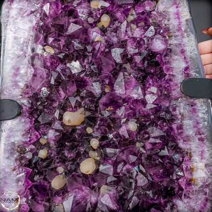 Majestätische Tiefe – Amethystdruse mit Calcit auf edlem Stand- 28407,26g