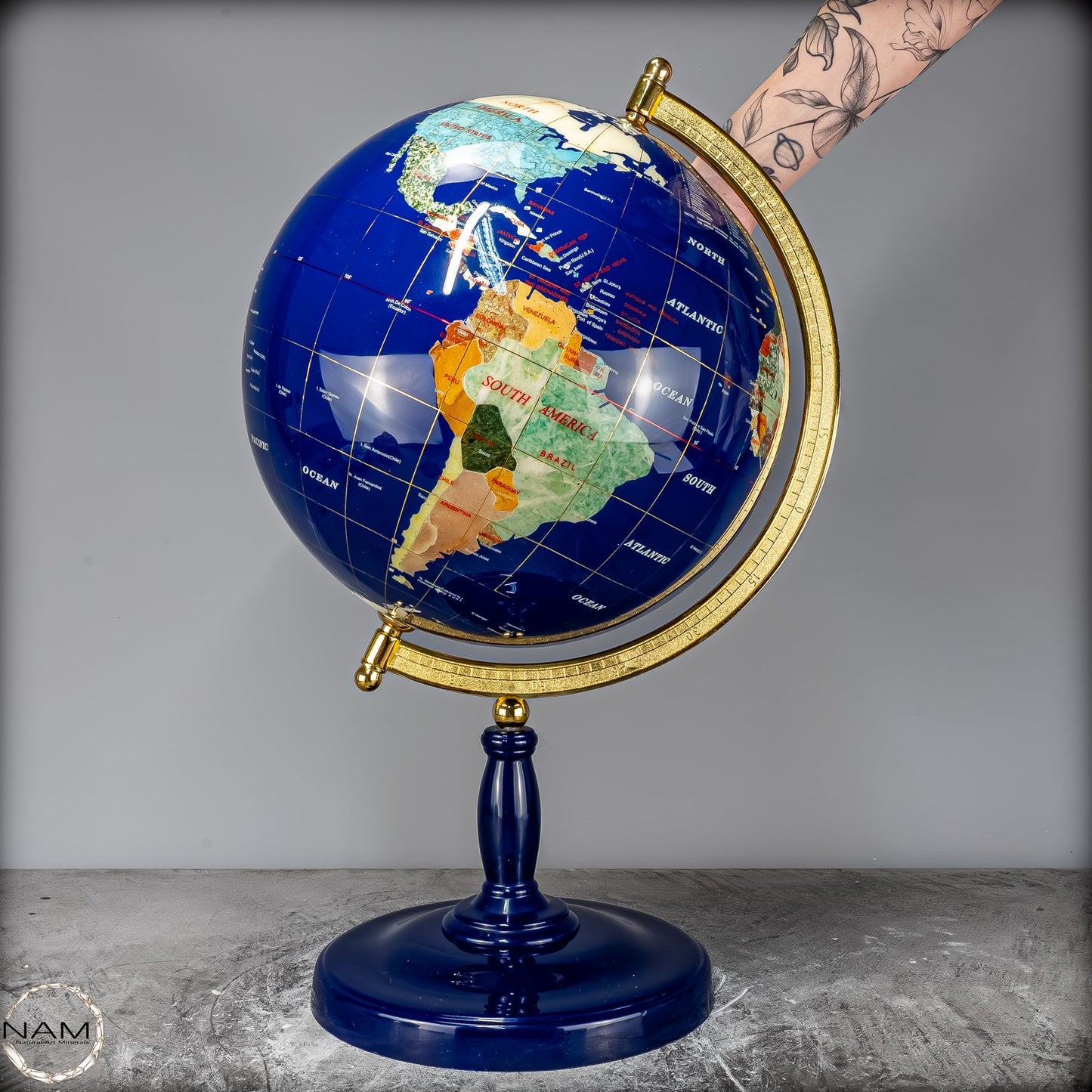 Exklusiver Globus aus Lapislazuli und Edelsteinen – 6428,22g