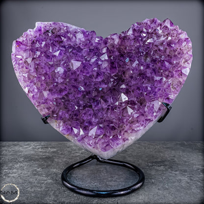 Natürlicher Amethyst-Herz Druse auf Ständer –7558,16g