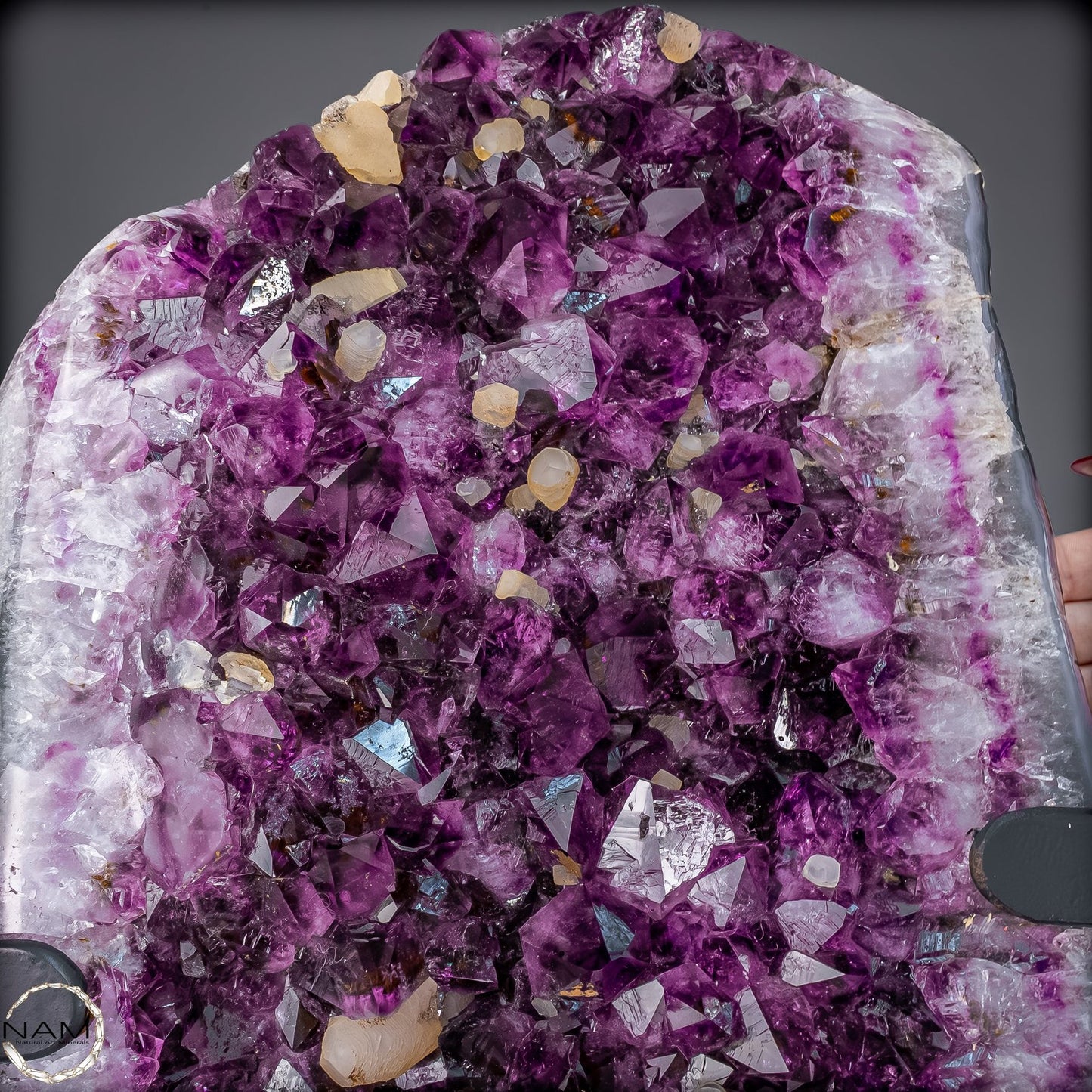 Majestätische Tiefe – Amethystdruse mit Calcit auf edlem Stand- 28407,26g