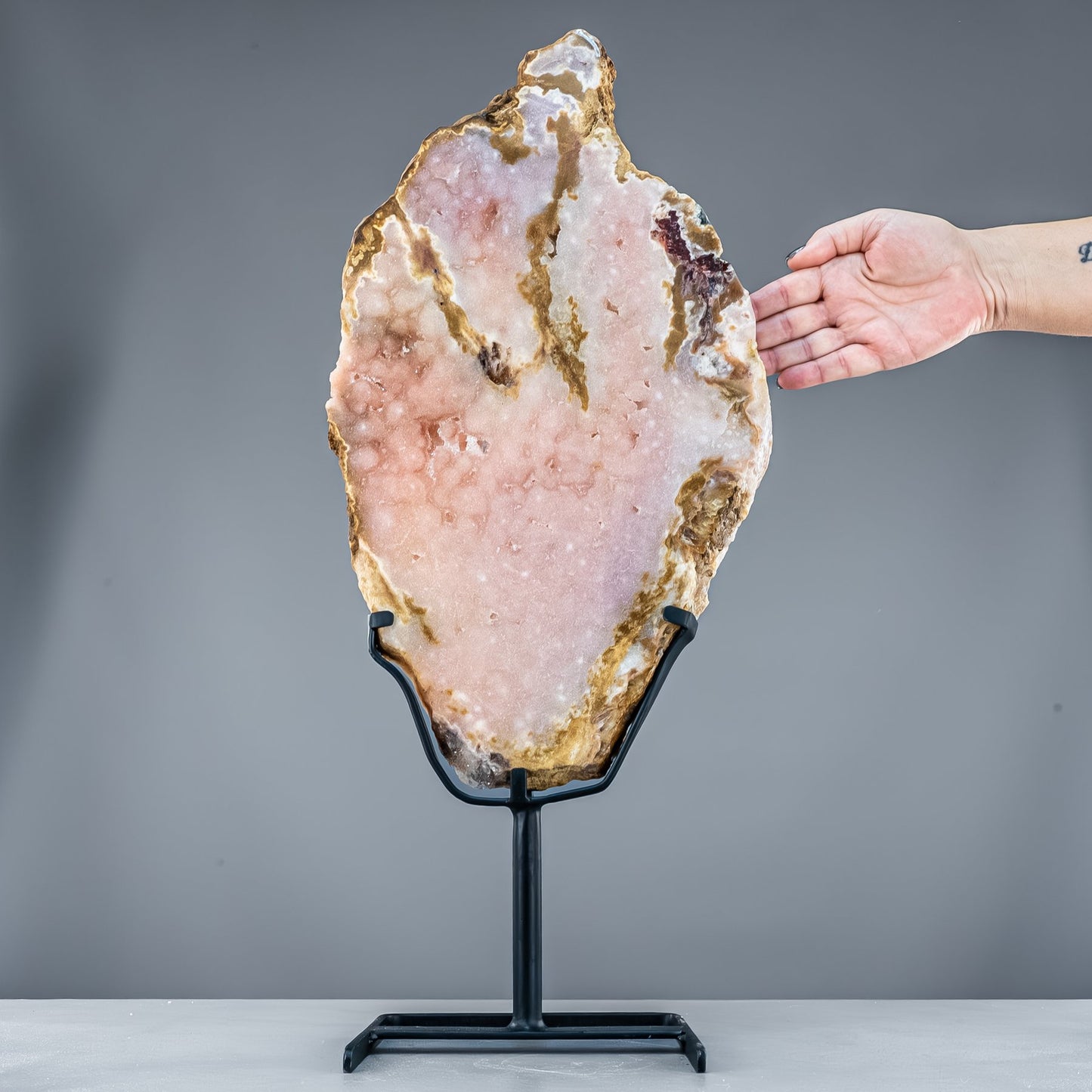 Natürliche Pinker Amethyst-Achat Scheibe auf Ständer -4865,33g
