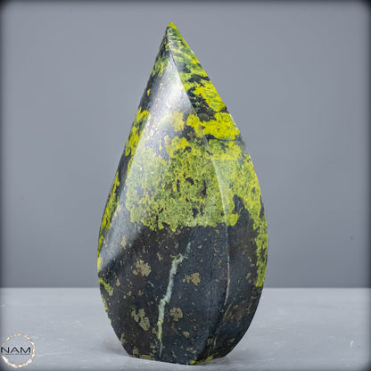Strahlende Serpentin-Flamme Ein Unikat  -941,42g