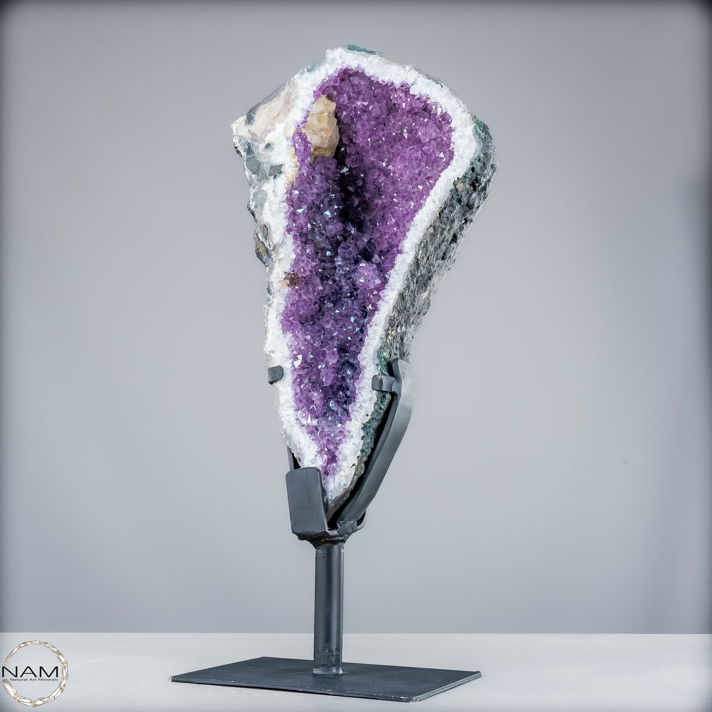 Majestätische Tiefe – Amethystdruse mit Calcit auf edlem Stand-9503,33g