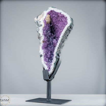 Majestätische Tiefe – Amethystdruse mit Calcit auf edlem Stand-9503,33g