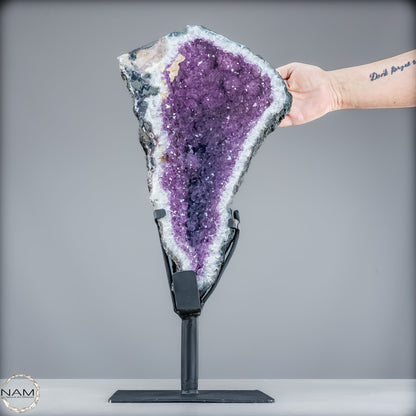 Majestätische Tiefe – Amethystdruse mit Calcit auf edlem Stand-9503,33g