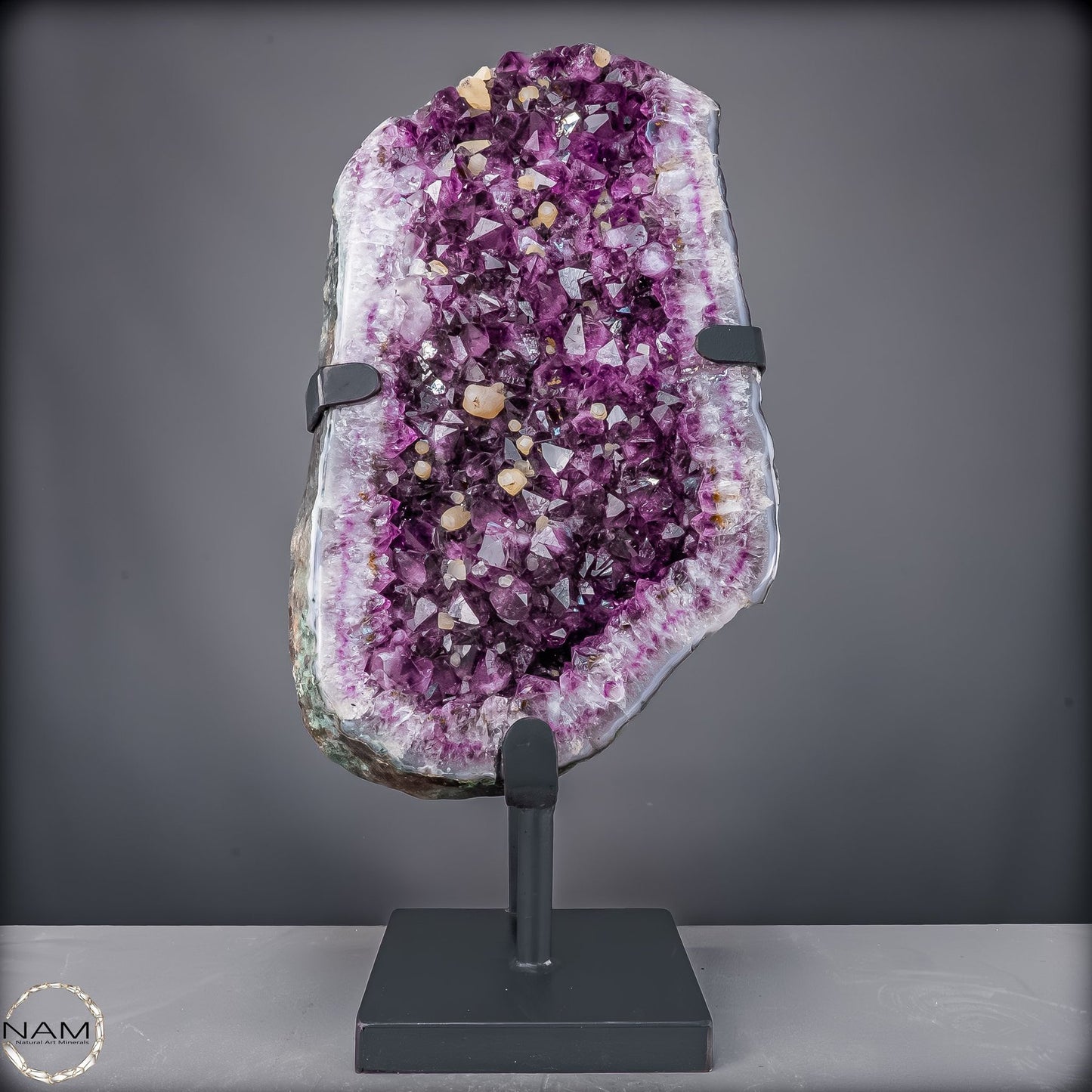 Majestätische Tiefe – Amethystdruse mit Calcit auf edlem Stand- 28407,26g