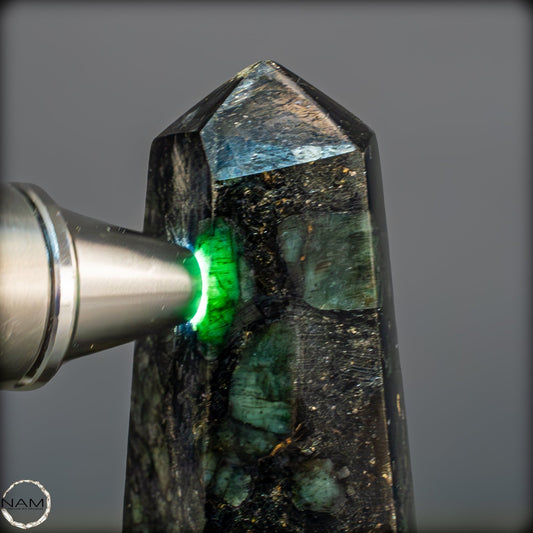 Natürlicher Smarag-Obelisk aus Kolumbien - 388,85g