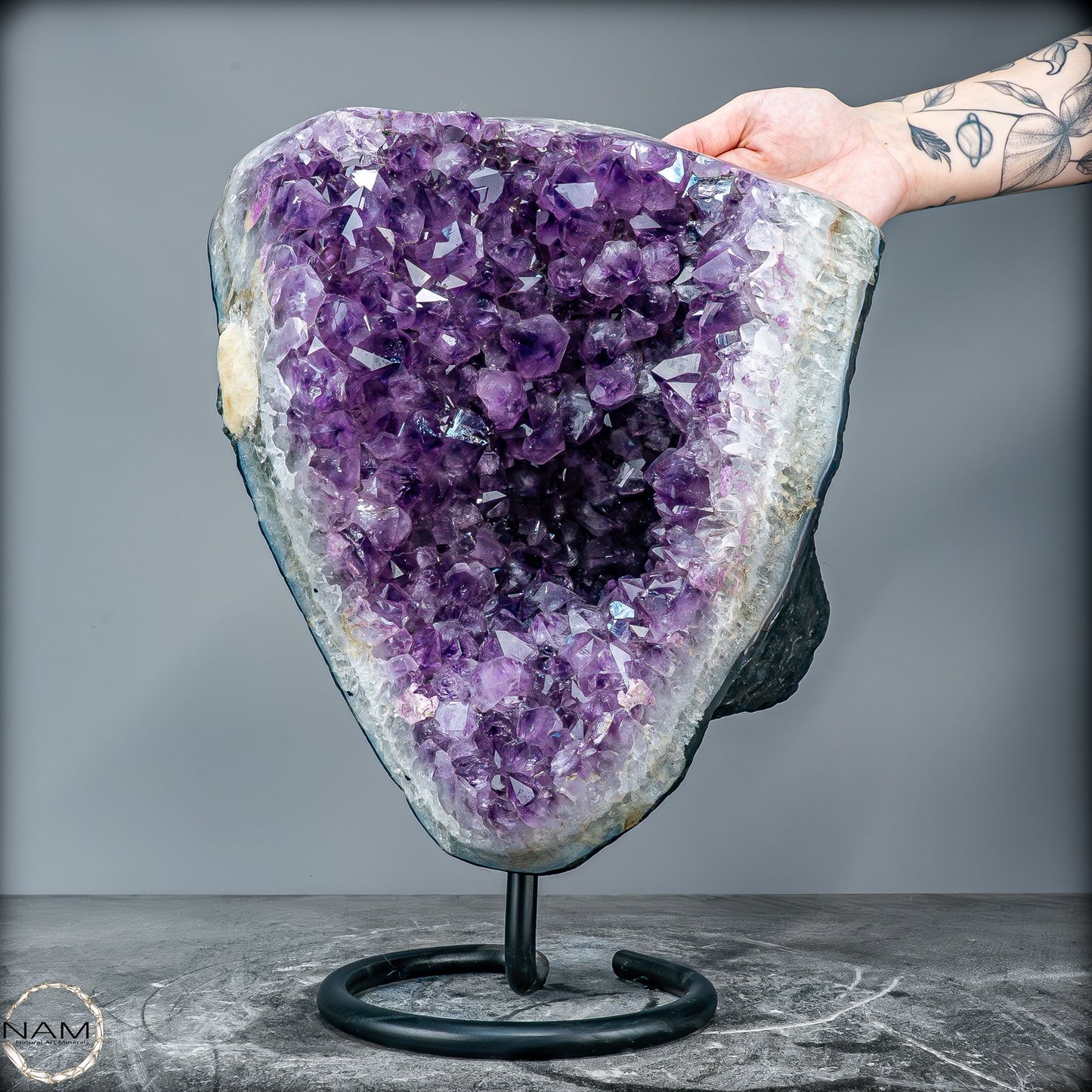 Majestätische Tiefe – Amethystdruse mit Calcit auf edlem Stand- 13039,42g