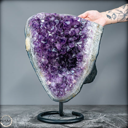 Majestätische Tiefe – Amethystdruse mit Calcit auf edlem Stand- 13039,42g
