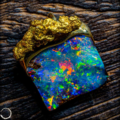 Exklusiver Boulder-Opal-Anhänger mit 18K Goldnugget- 4,0g 20,0ct