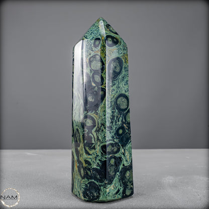Natürlicher  Kambaba-Jaspis Obelisk -536,69g