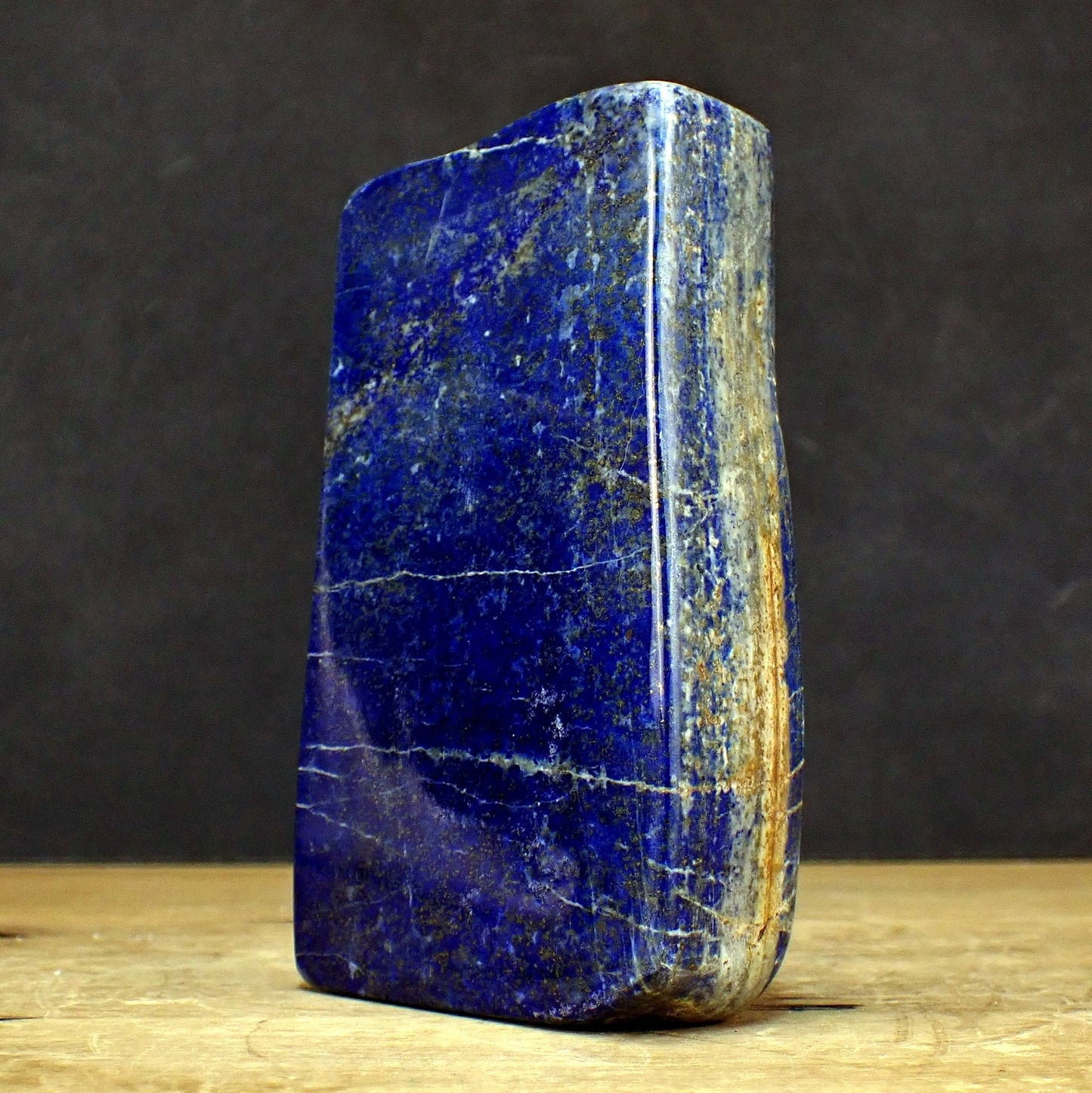 Königsblaue Lapislazuli-Freiform - 939.89 g - 142×89×32 mm