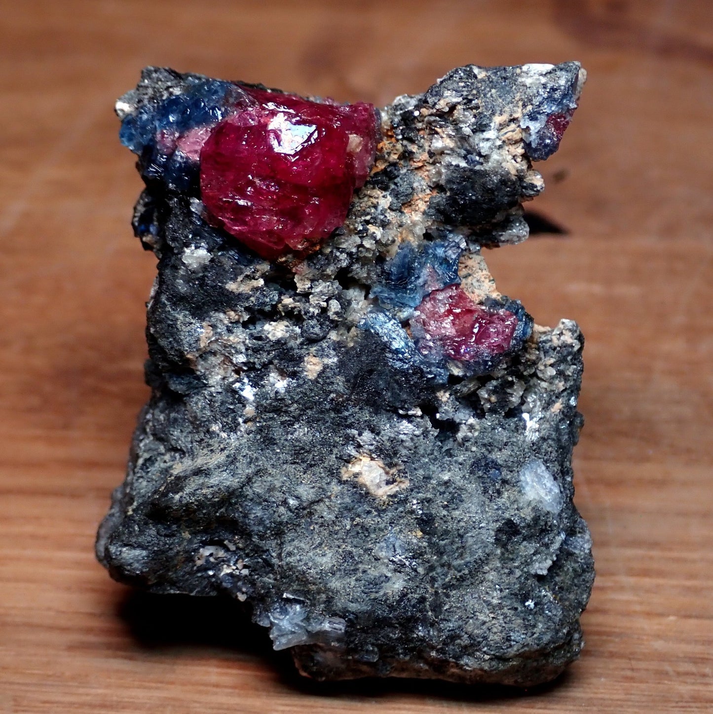 Roter Rubin & Kyanitkristalle auf Matrix aus Winza, Tansania, 204.45 ct