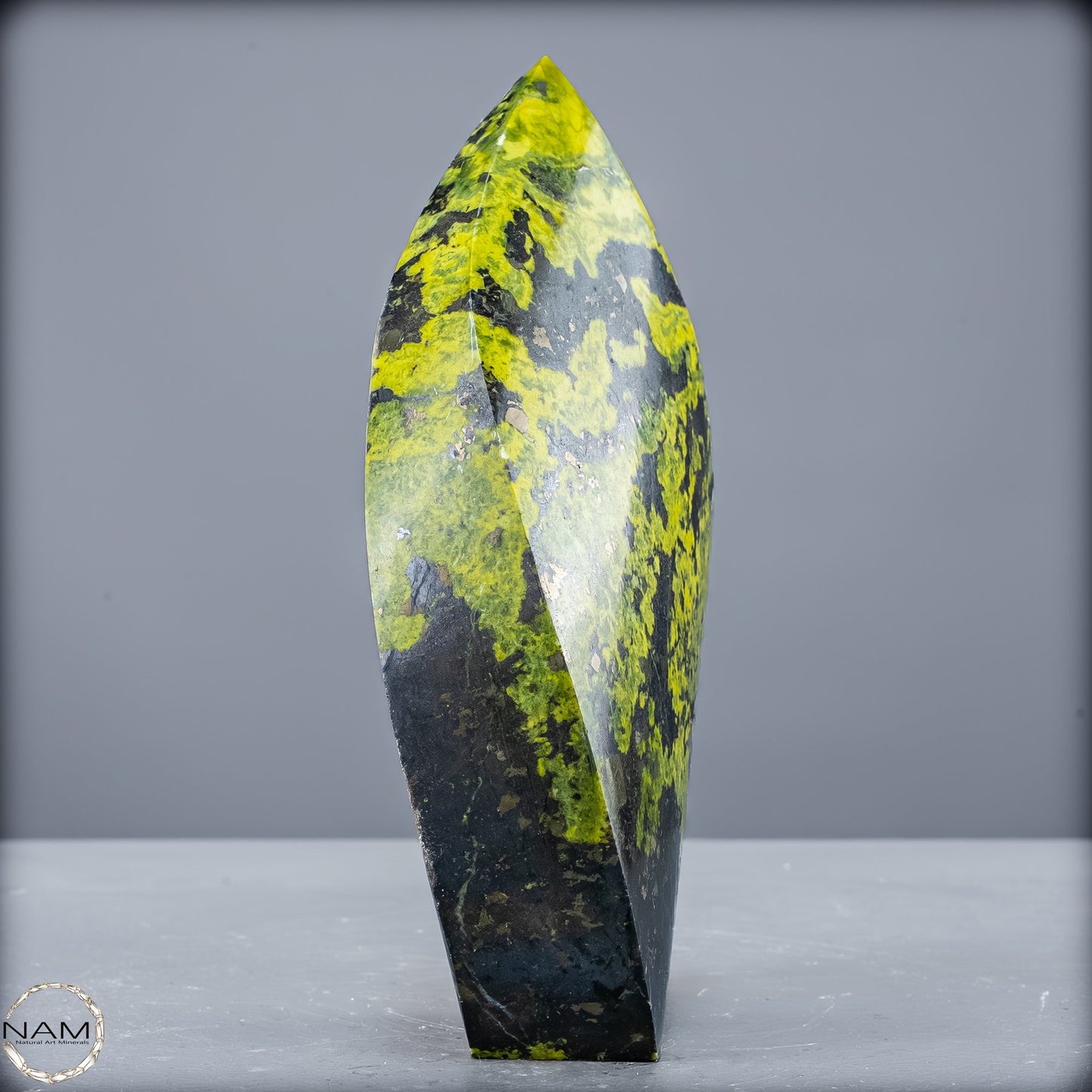 Strahlende Serpentin-Flamme Ein Unikat  -941,42g