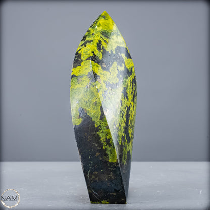 Strahlende Serpentin-Flamme Ein Unikat  -941,42g