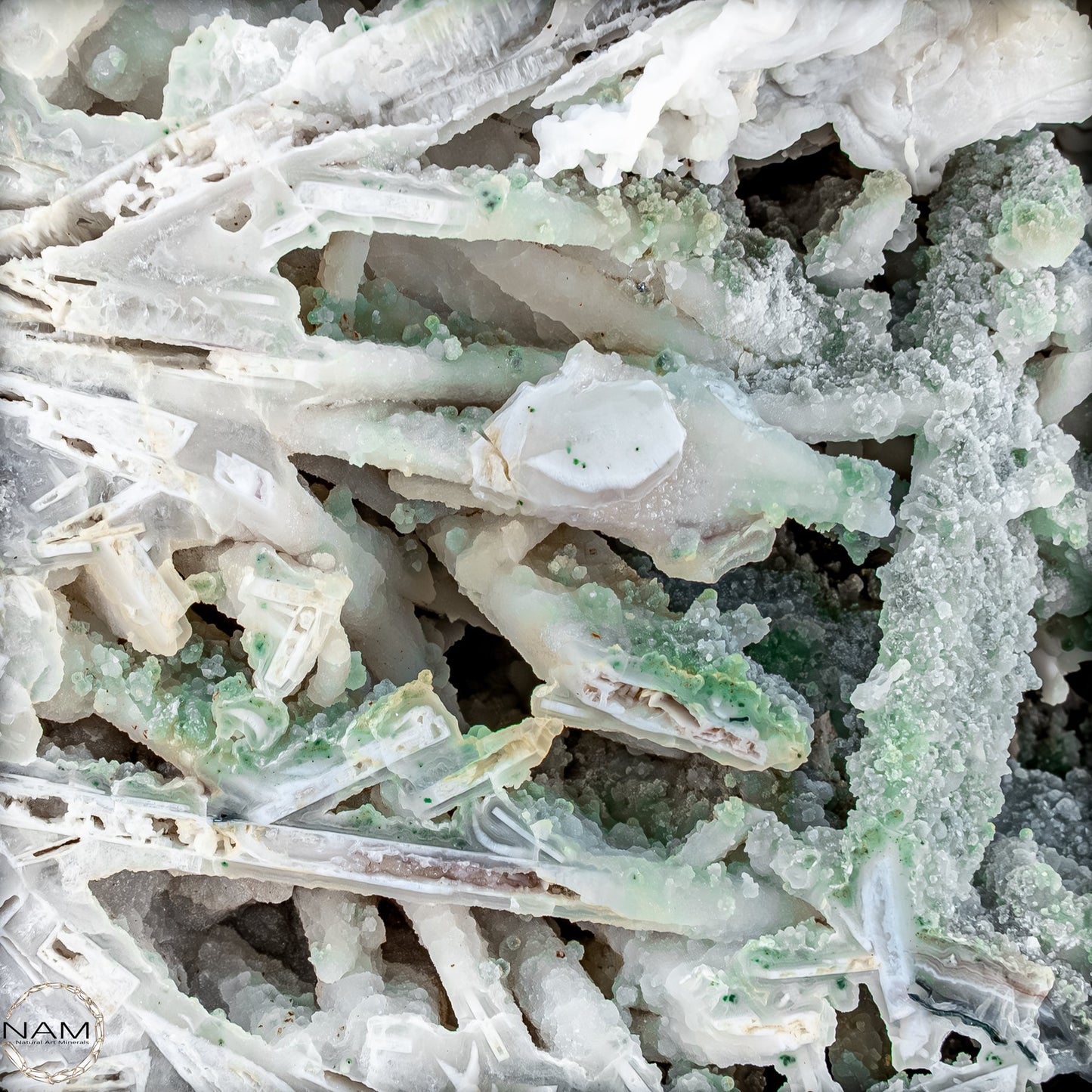 Ein Kunstwerk der Natur – Anhydrit, Prasiolith & Amethyst auf Achat – 17184,36g