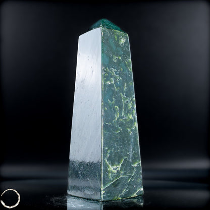 Natürliche Jade-Nephrit Obelisk aus Burma -2368,36g