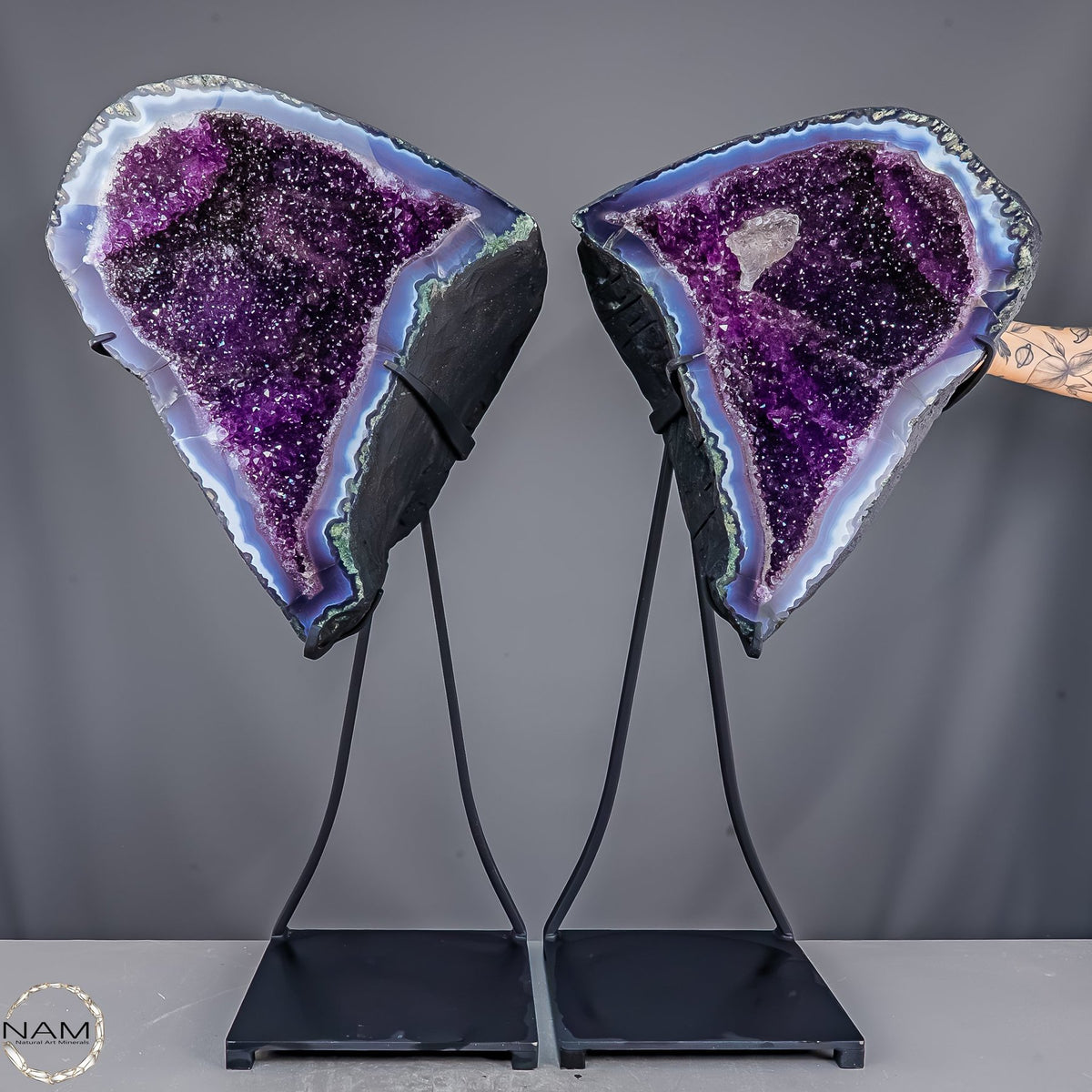 Natürliche Amethyst Drusen Flügel auf Standfuß -63612,61g