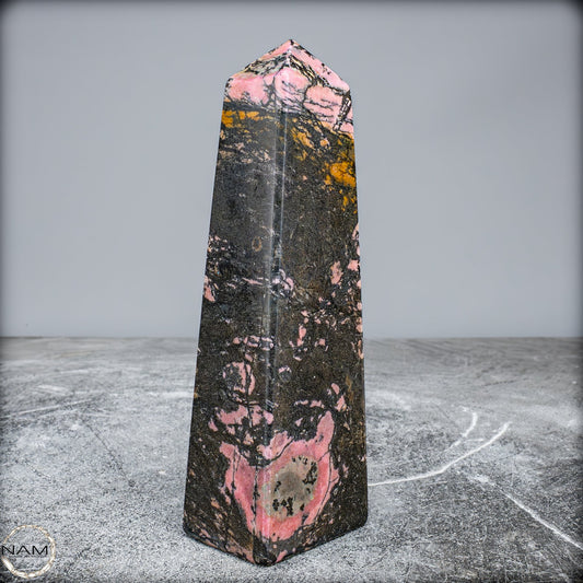 Natürlicher Rhodonit-Kristall Obelisk aus Pakistan - 709,35g