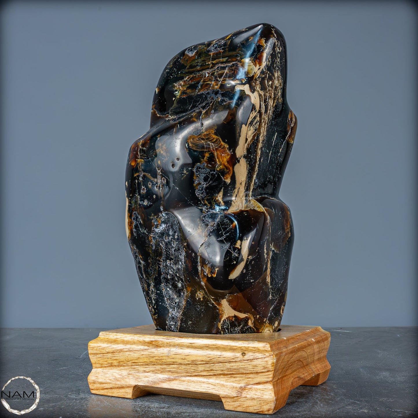 Naturlicher Großer Blau-Roter Bernstein aus Indonesien auf Ständer - 1784,49g