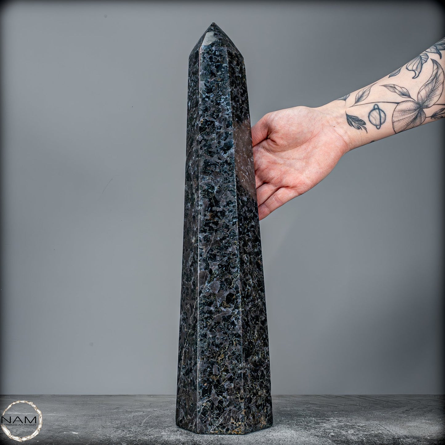 Natürlicher Merlinit (Gabbro) Kristall Obelisk - 4984,28g