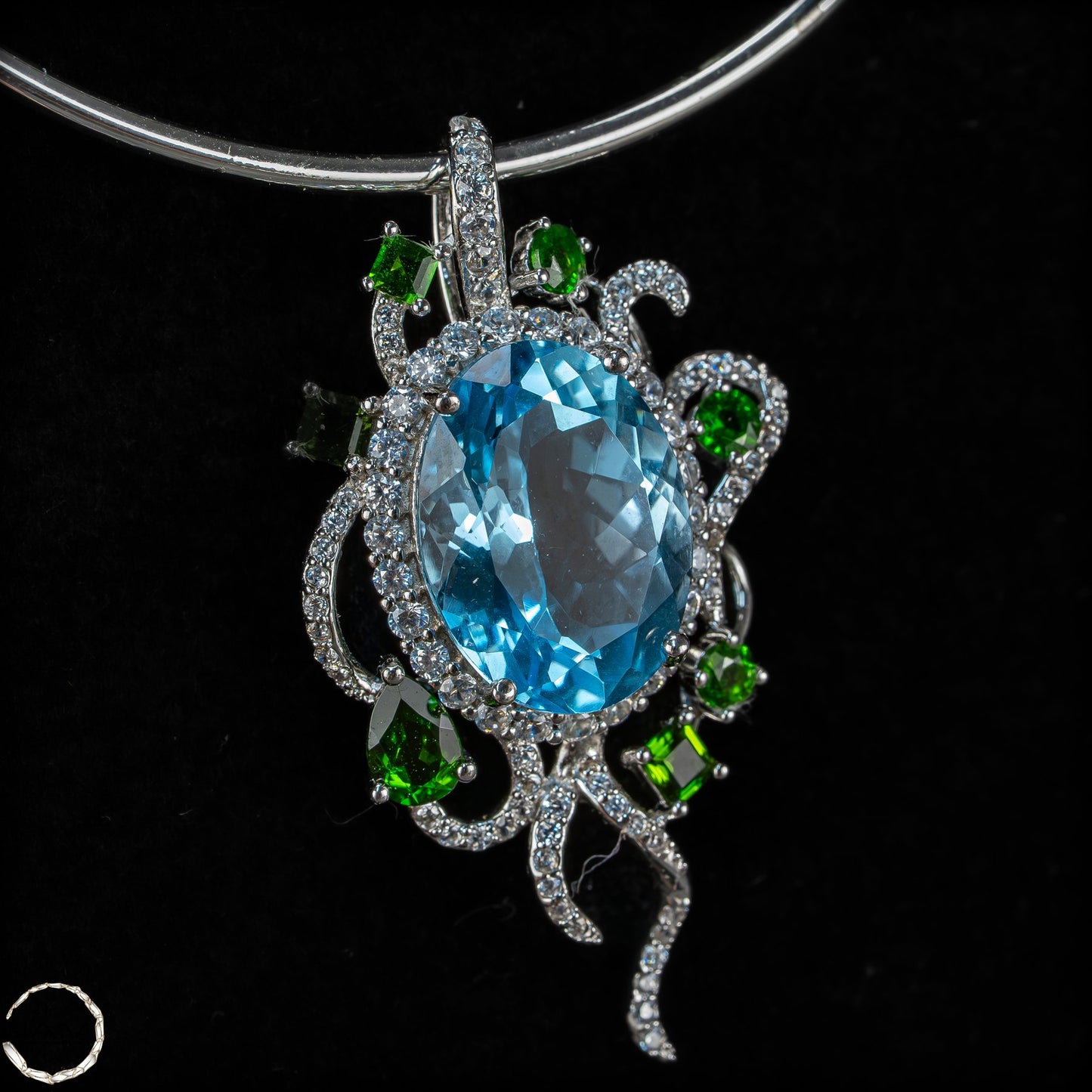 Aquamarin & Chromdiopsid Anhänger – Meisterwerk natürlicher Eleganz - 33,9ct